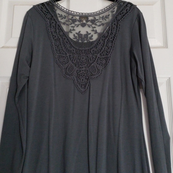 Linga Dore lace back dress - Picture 2 of 2